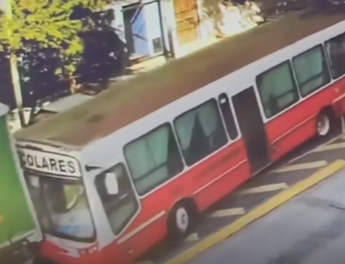 Chocó un camión contra un micro escolar en Parque Patricios