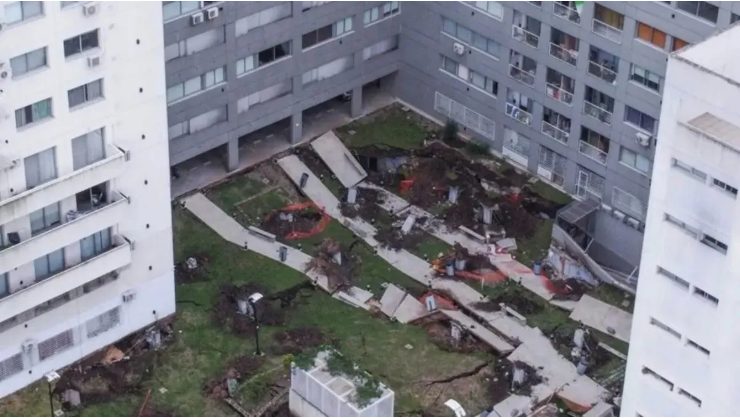 Derrumbe en Parque Patricios: vecinos intentaron ingresar por la fuerza al edificio y hubo tensión con la Policía