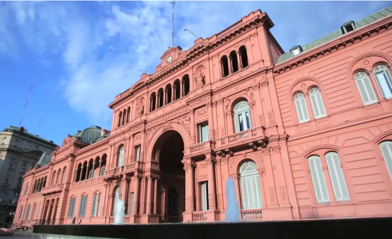 Emergencia en la Casa Rosada: trasladaron de urgencia en helicóptero a una agente policial tras descompensarse